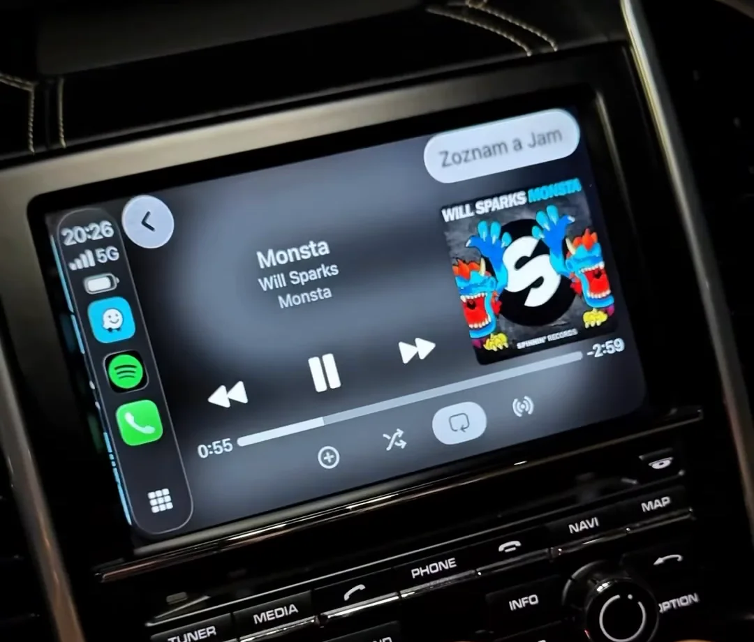 Prehrávanie hudby cez Apple CarPlay na pôvodnom displeji Porsche