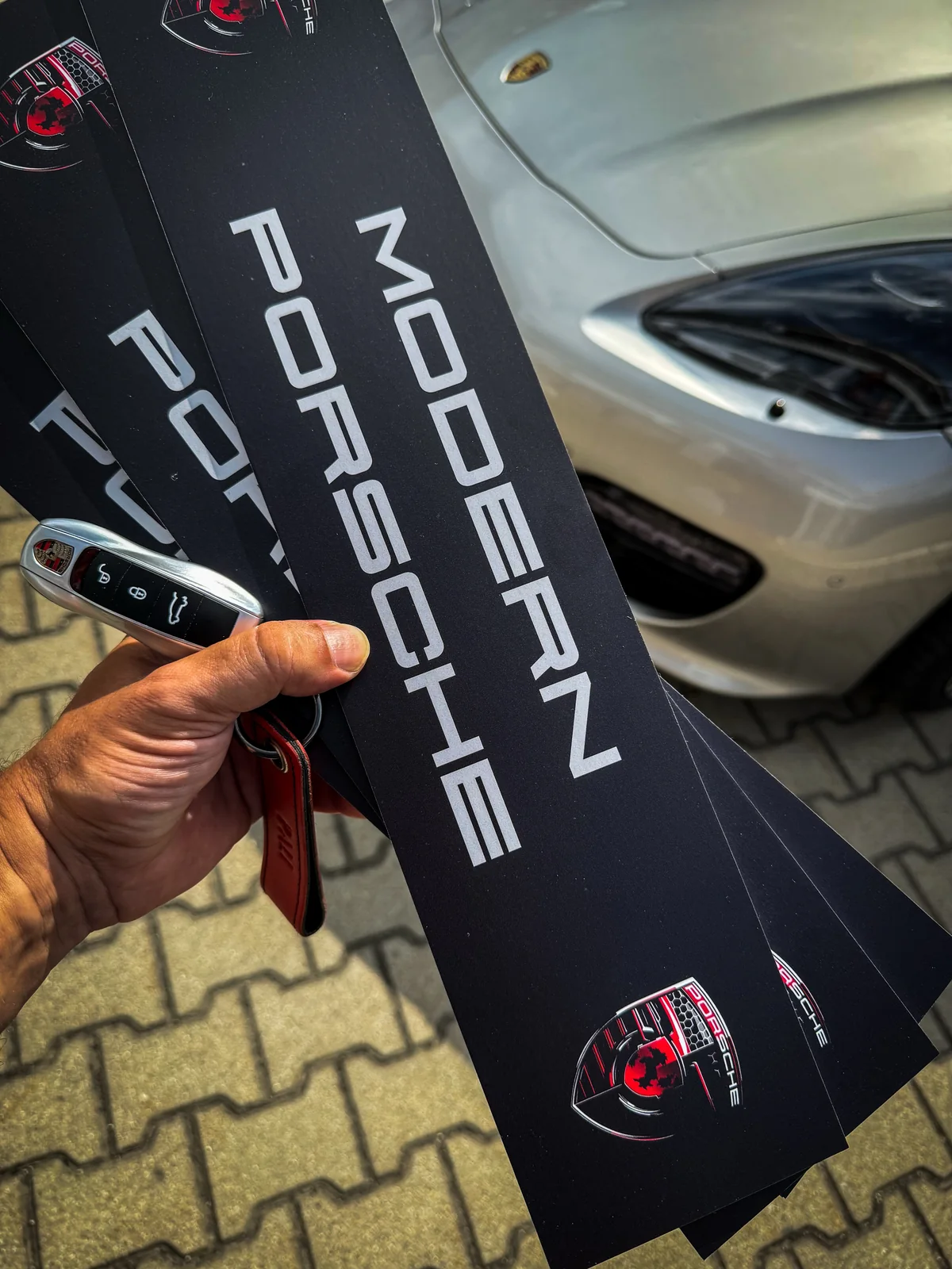 Magnetické tabuľky Modern Porsche, ktoré pri fotení zakryjú ŠPZ auta