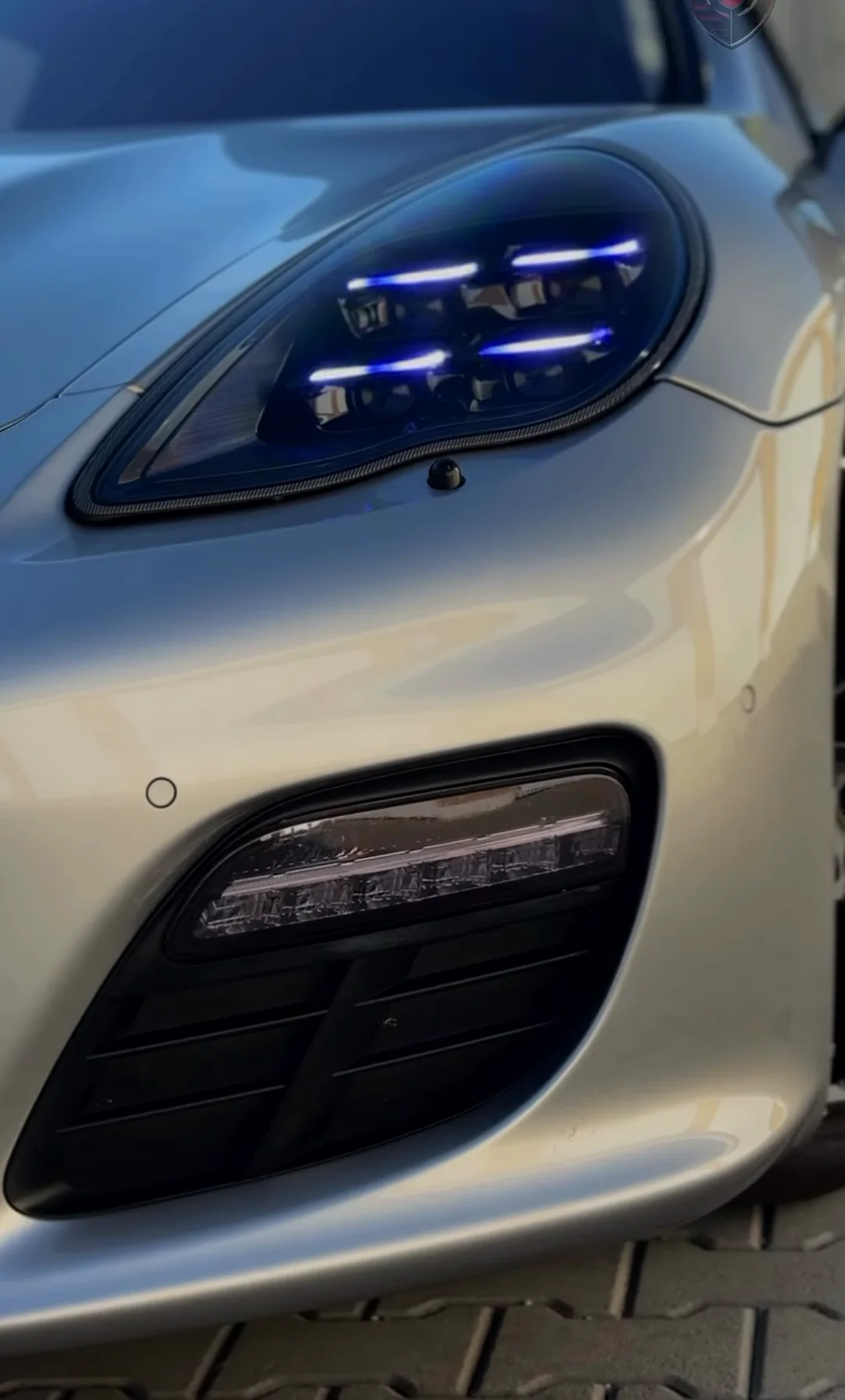 Full LED Matrix svetlá Porsche Panamera pri odomknutí svietia namodro