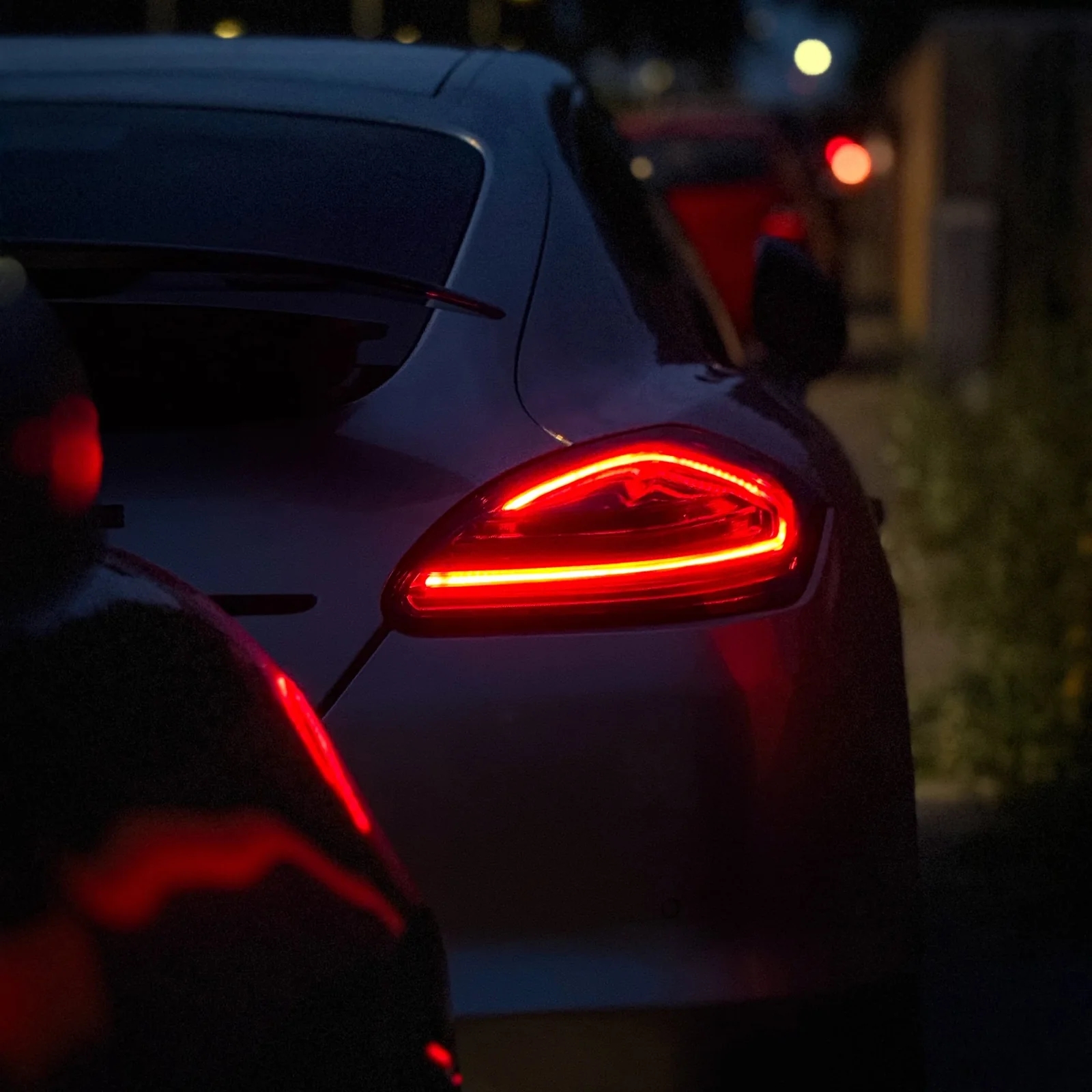 Nové zadné LED svetlo Porsche Panamera 970 v noci