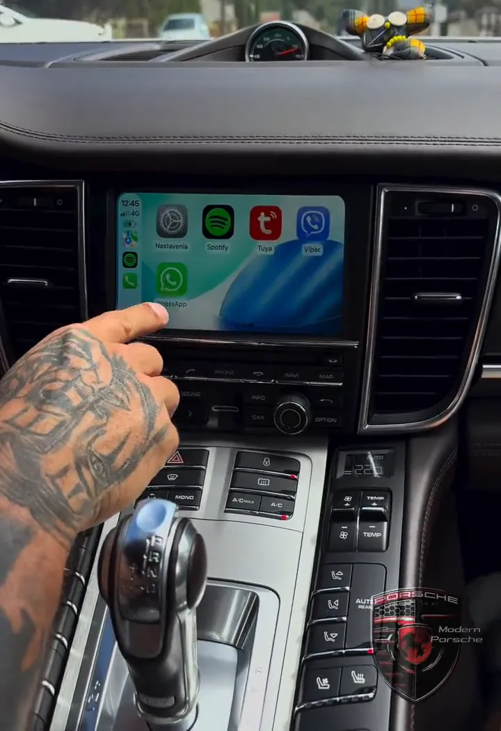 Apple CarPlay na displeji Porsche Panamera počas jazdy